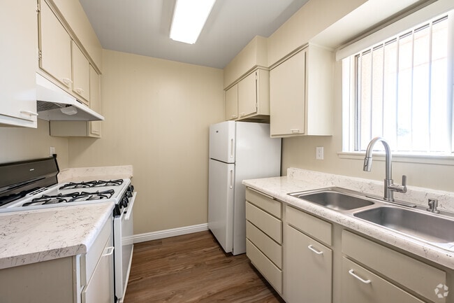 1BR, 1BA - 725SF - Kitchen - Mayfield Park