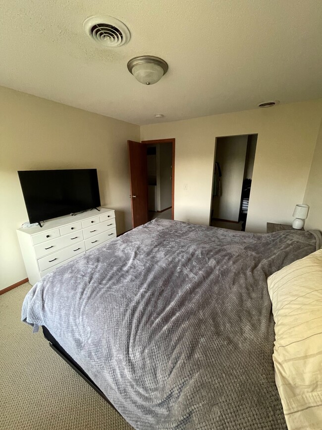 Photo - 2401 Oxford Dr SE Unidad B