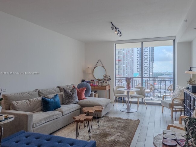 Building Photo - 999 SW 1st Ave Unit 1609