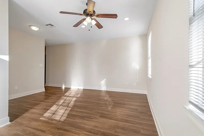 Photo - 2408 Oak Aly