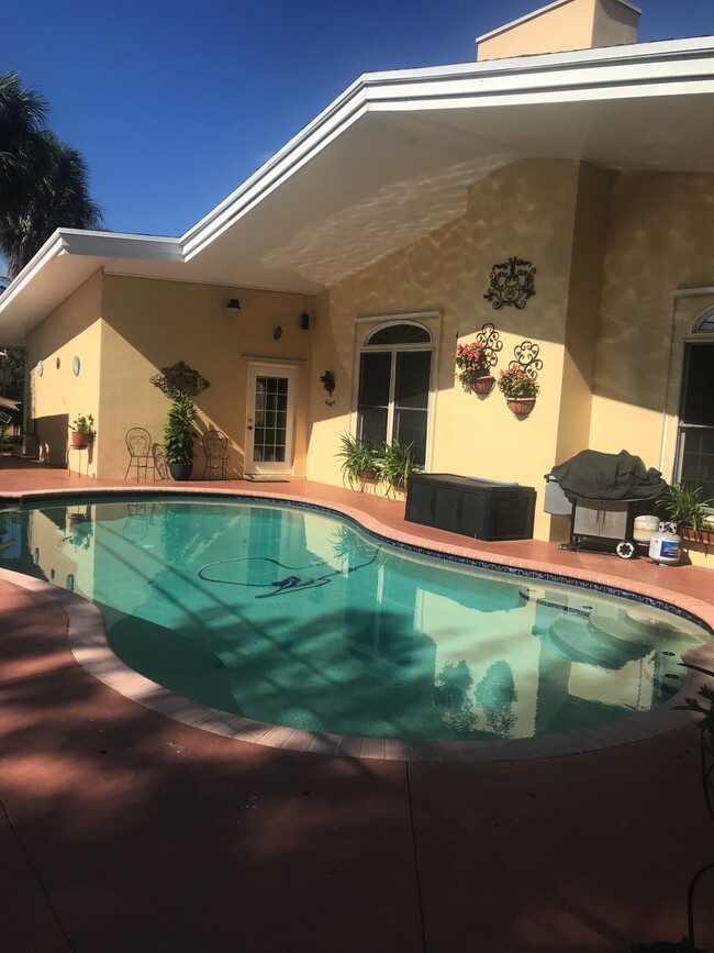 Private entrance - 630 NW 7th Ave Unit 3