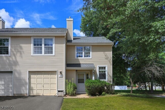 44 Whitby Cir