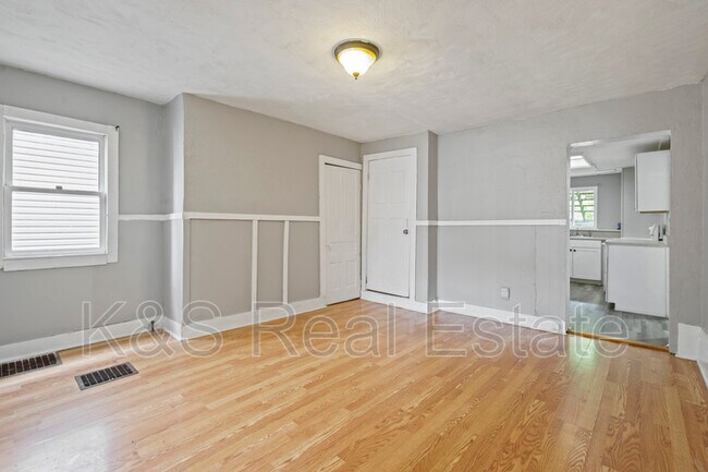 Photo - 353 Grace St