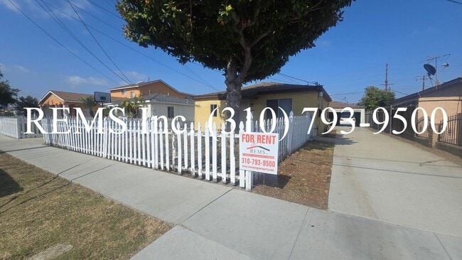 Building Photo - Detached Front House with Laundry Hookups and Garage Parking Unit 40