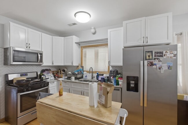Photo - 2033 W Huron St Unidad 2