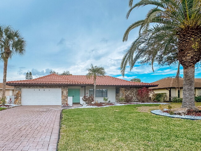 Building Photo - Gorgeous pool and spa home in central Sarasota