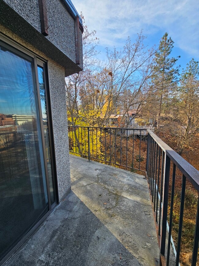 Photo - East 12 Rockwood Apartments