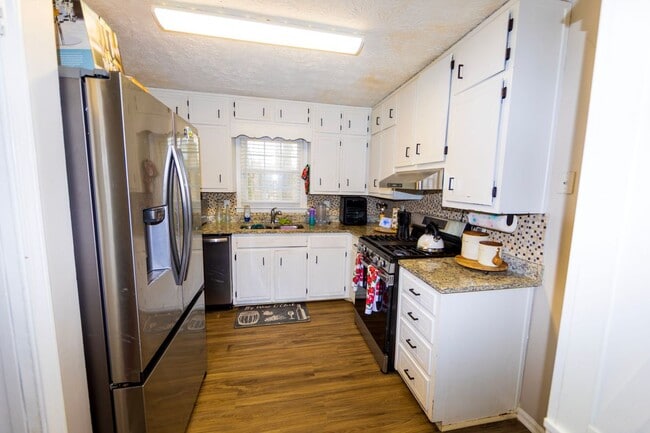 Photo - 917 Chartley Dr SW