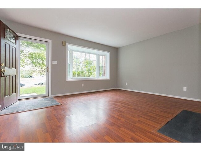 Photo - 1264 Longford Rd