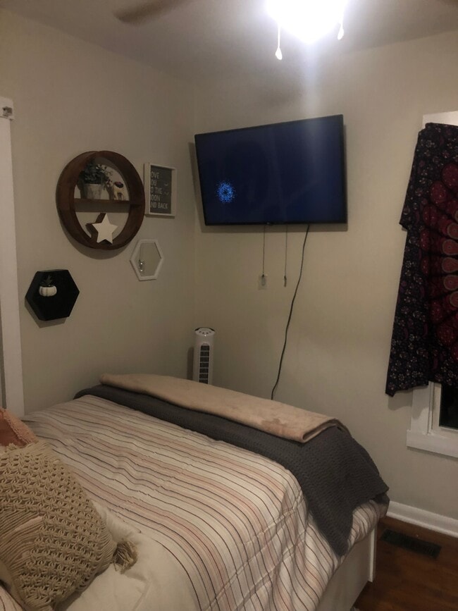 decorated bedroom - 419 E Lane Ave