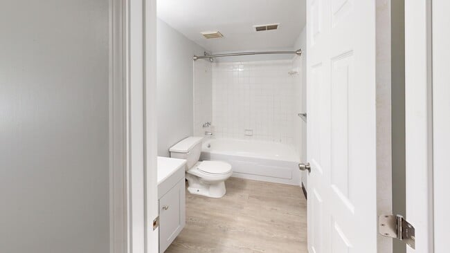 1BR, 1BA - 850SF - Bathroom