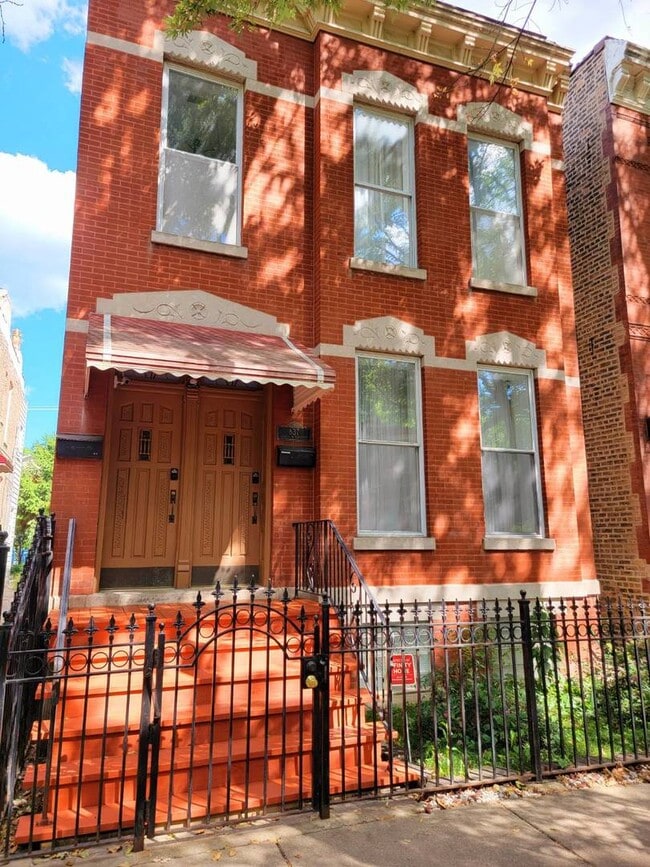 Building Photo - 837 N Winchester Ave Unit 2