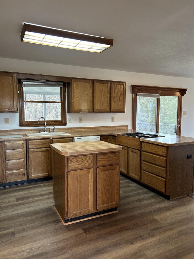 Photo - 322 Junction Rd