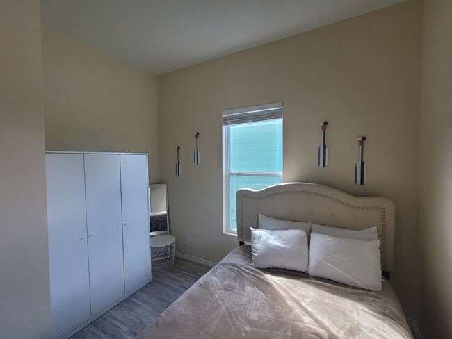 Photo - 2 Blocks From Seawall - 2 bed 1.5 bath