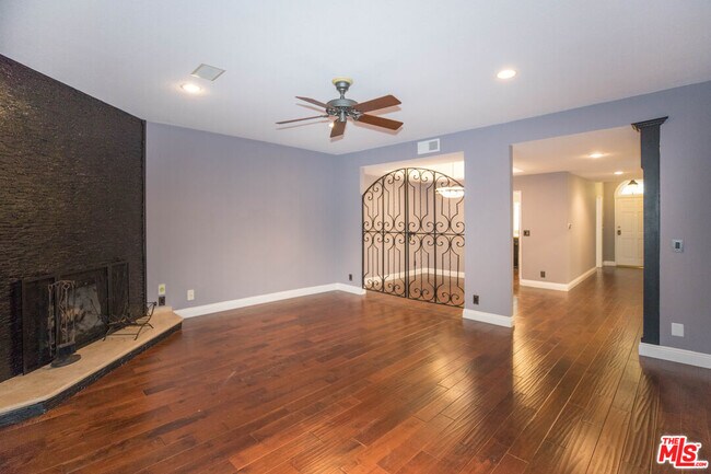 Building Photo - 4355 Ventura Canyon Ave Unit 103 Rental