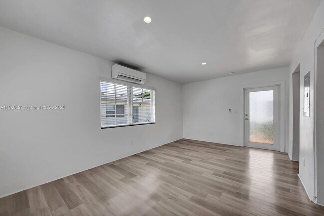Photo - 570 NE 68th St Unidad 5