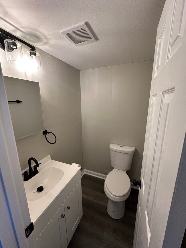 Building Photo - 209 12th St SW Unit 3