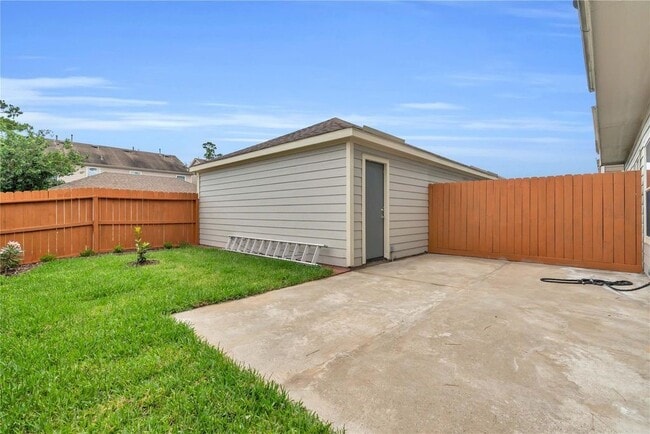 Building Photo - 23838 Township Elm St