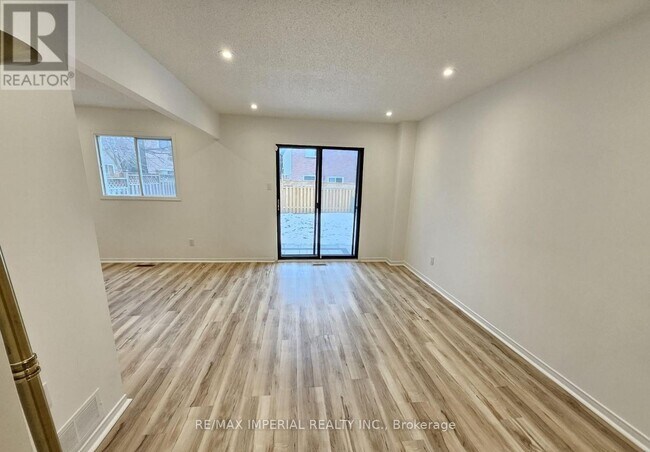 Photo - 442 Church St S