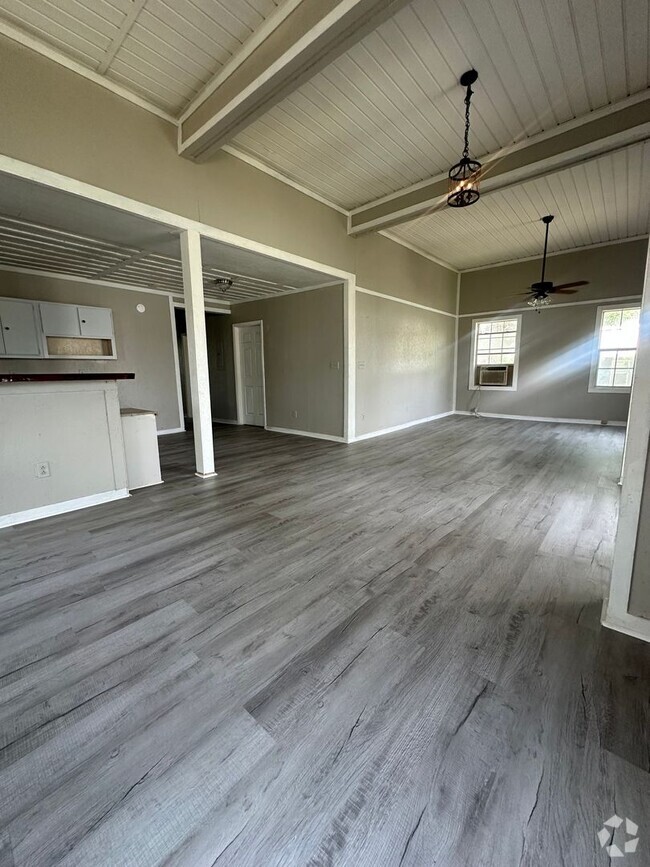 Building Photo - 4 Bed/2 Bath House UNDER RENOVATIONS
