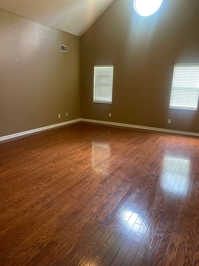Photo - Knoxville 37917 - 2 bedroom, 2 bath condo - Call Lisa Vineyard or Shannon Russell 865-216-9334