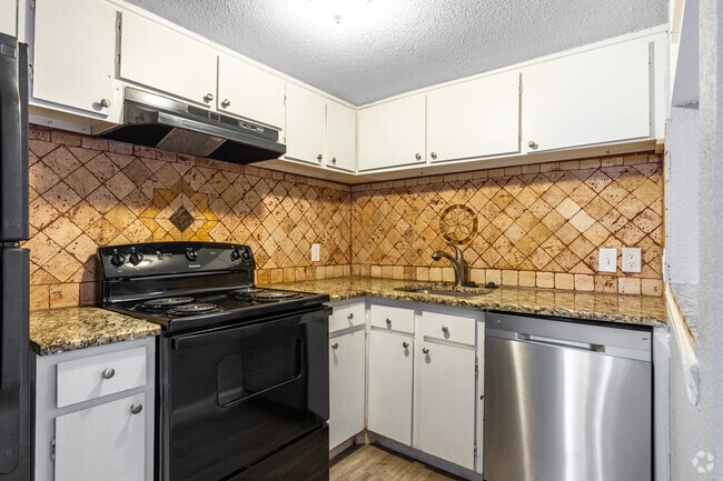 1BR, 1BA - 550SF - Kitchen - Treehouse Apartments