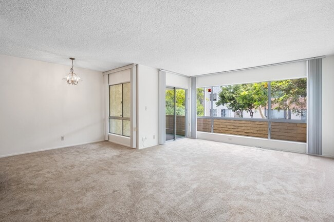 Building Photo - 5600 Kensington Way Rental