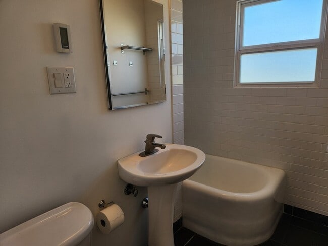 Photo - 2114 7th Ave W Unidad 5