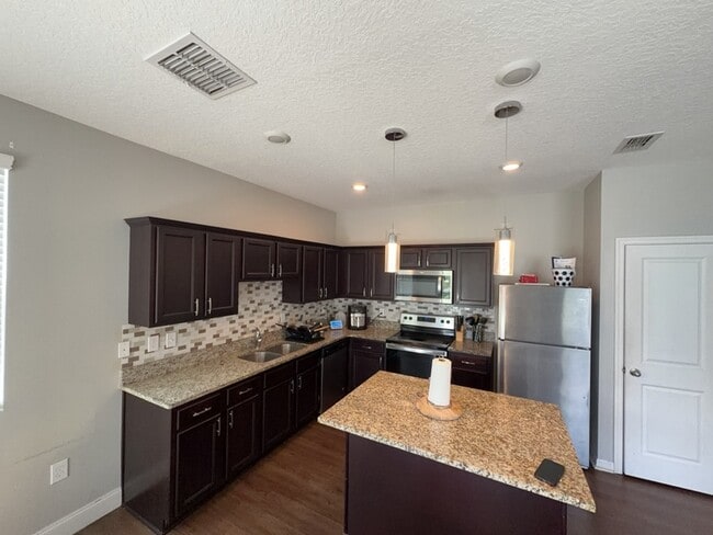 Photo - 896 Grandin St