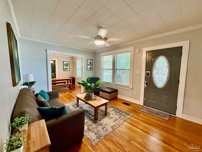 2624 W De Soto St