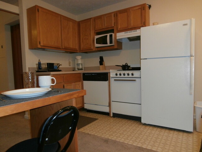Building Photo - Efficiency Apt Close to Campus!
