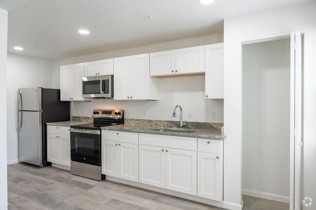 2BR, 1BA - 900SF - Kitchen - El Patio Apartments Sarasota