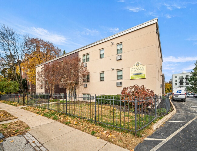 greene-manor-exteriors-7-of-31 - Greene Manor Apartments