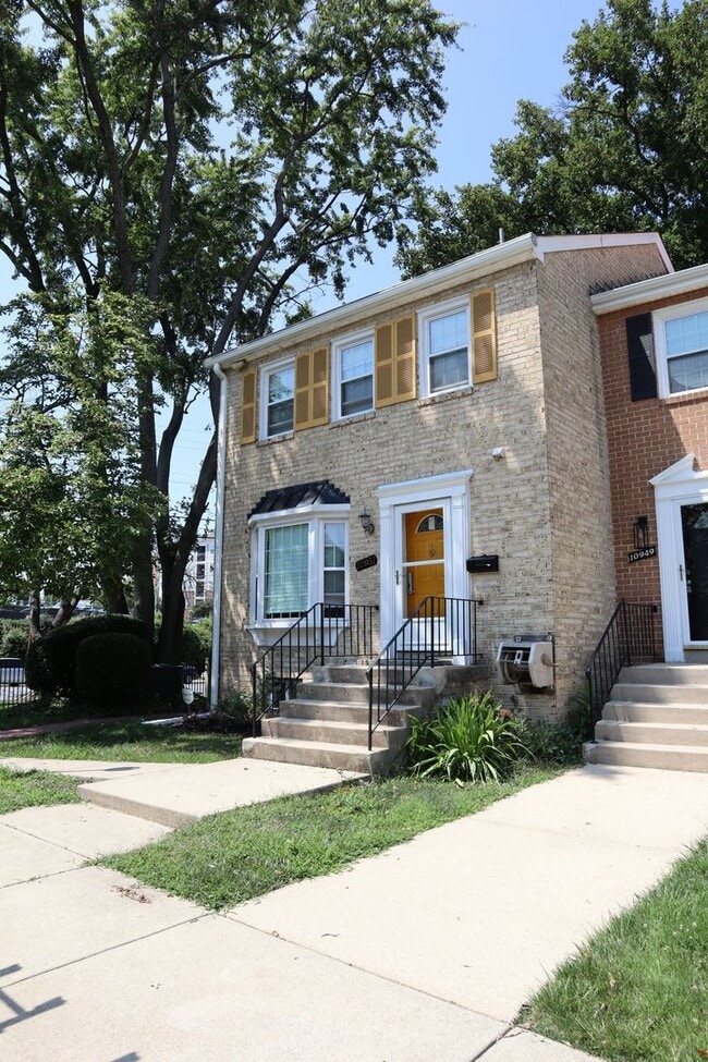 Building Photo - Commuter’s Dream! Spacious 3-Level End-Unit Townhome – Just 2 Blocks to Metro