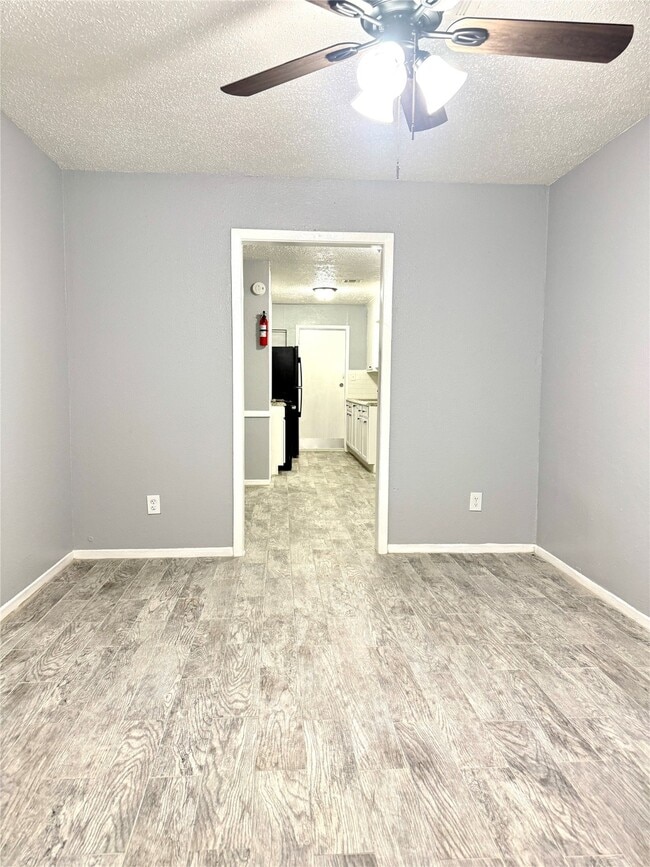 Photo - 4515 Oxford St