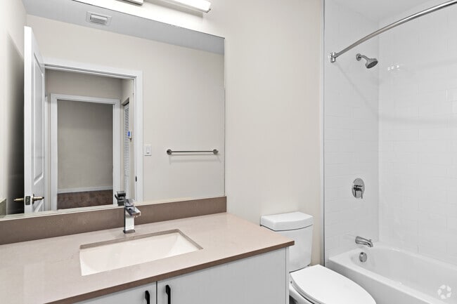 1BR, 1BA - 658SF - Bathroom
