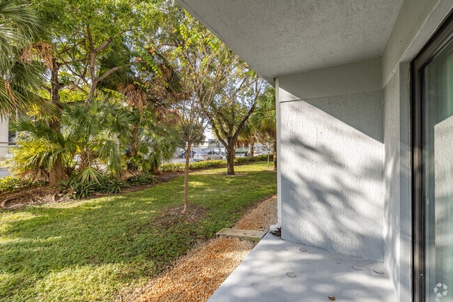 2BD, 1BA - 805SF - Patio