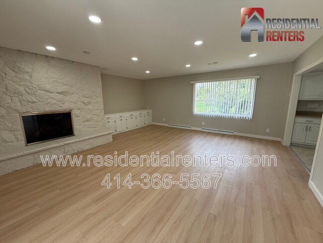 Photo - 205 N 165th St