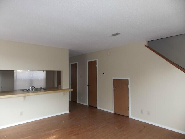 Photo - 8104 Dunn St