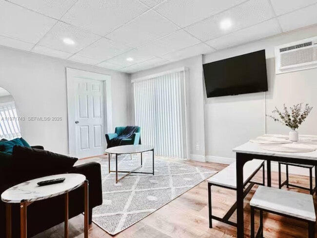 Photo - 308 NE 8th Ct