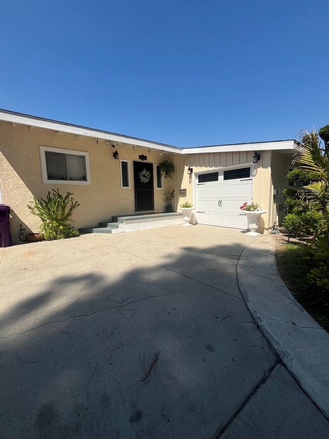 Building Photo - Single Family Furnished Home for Lease