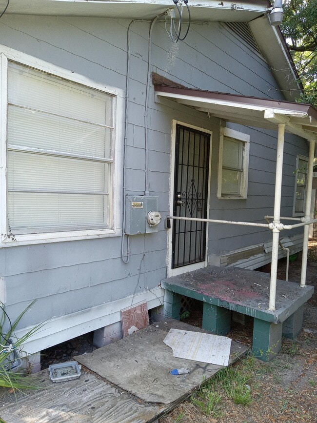 Photo - 445 Woodbine St