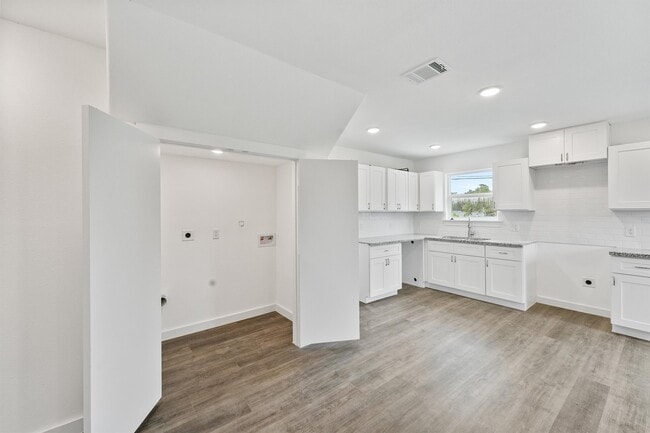 Photo - 8711 Southwark St