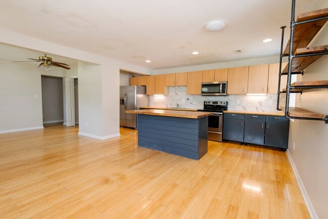 Photo - 3 Bedroom Home with Spacious Back yard Close to NCSU!