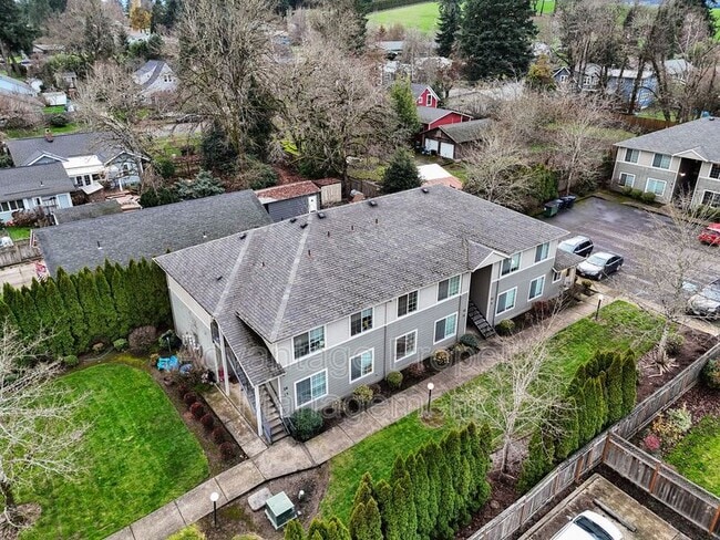 Photo - 739 Jackson St W