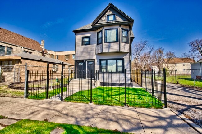 Building Photo - 1348 W 61st St Rental