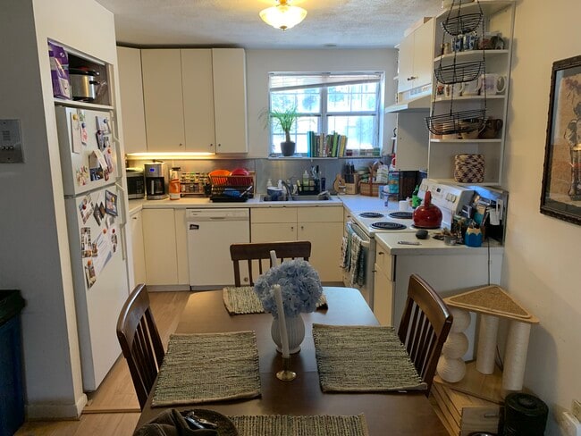 Kitchen-dining area - 8 Robinwood Avenue Unit 2