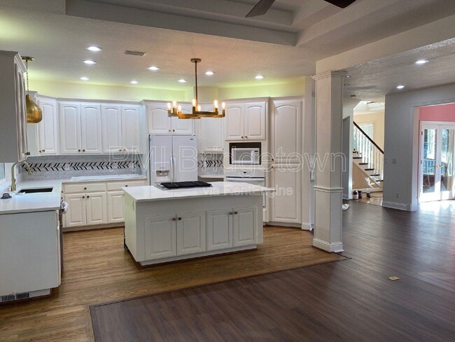 Building Photo - 12805 SE Spring Mountain Dr