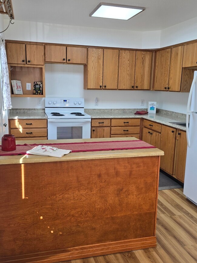 Cute kitchen, storage galore, pot holder, cabinet roll outs - 12103 Viewpoint Dr