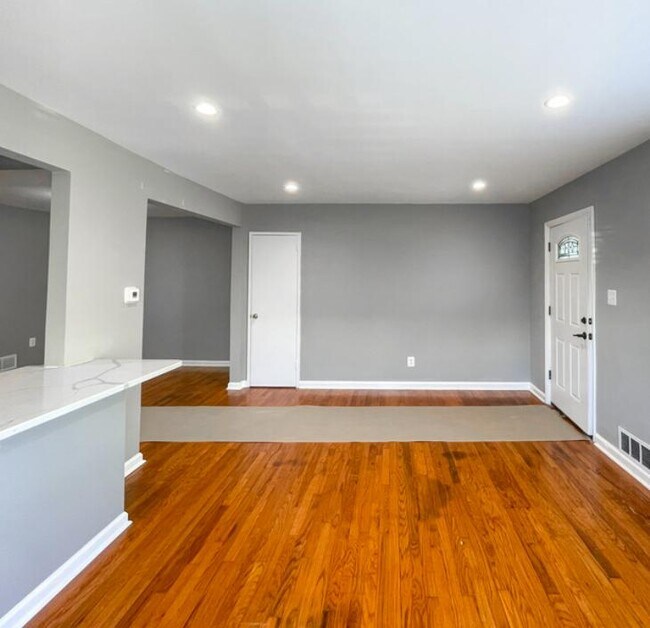 Photo - 873 Bellevue St SE